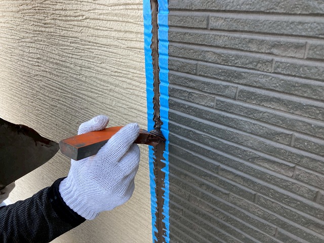 へらでシーリング材を均す